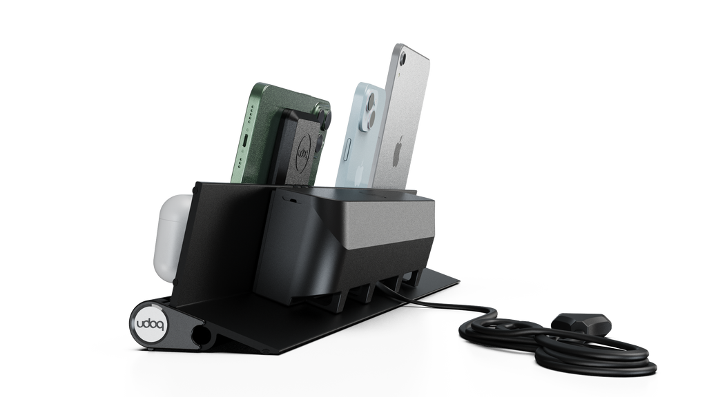 udoq 550 PREMIUM schwarz - 4 fach Ladestation gefräst und eloxiert aus solidem Aluminium. Exklusives Design mit patentierten verschiebbaren Anschlüssen. Lade platzsparend alle iPad, iPhone, AirPods, Apple Watch und Android Geräte mit bis zu 136W.