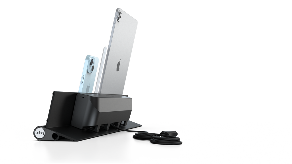 udoq 550 IPAD schwarz - 3 fach Ladestation gefräst und eloxiert aus solidem Aluminium. Exklusives Design mit patentierten verschiebbaren Anschlüssen. Lade platzsparend alle iPad, iPhone, AirPods, Apple Watch und Android Geräte mit bis zu 136W.