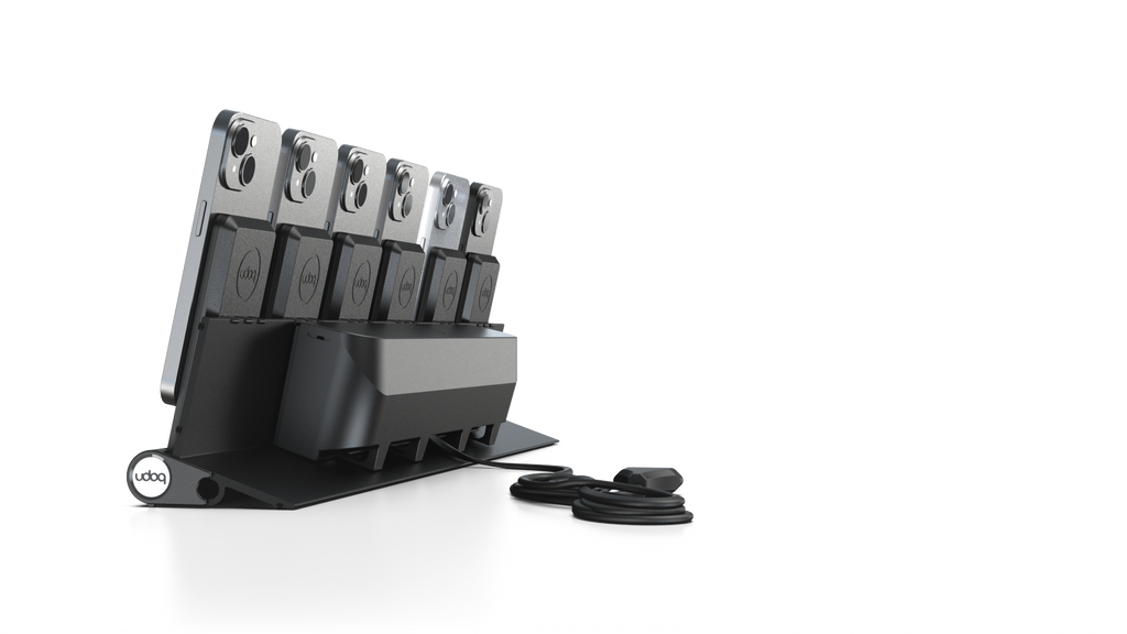 udoq 550 PRO schwarz - 6 fach Ladestation gefräst und eloxiert aus solidem Aluminium. Exklusives Design mit patentierten verschiebbaren Anschlüssen. Lade platzsparend alle iPhones und AirPods, Apple Watch und Android Geräte mit bis zu 136W.
