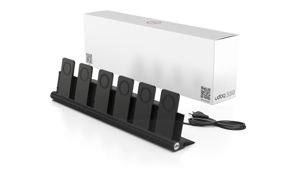 udoq 550 PRO schwarz - 6 fach Ladestation gefräst und eloxiert aus solidem Aluminium. Exklusives Design mit patentierten verschiebbaren Anschlüssen. Lade platzsparend alle iPhones und AirPods, Apple Watch und Android Geräte mit bis zu 136W.