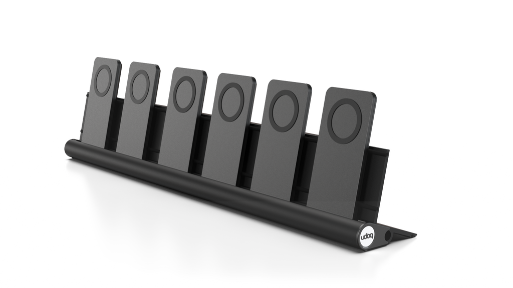 udoq 550 PRO schwarz - 6 fach Ladestation gefräst und eloxiert aus solidem Aluminium. Exklusives Design mit patentierten verschiebbaren Anschlüssen. Lade platzsparend alle iPhones und AirPods, Apple Watch und Android Geräte mit bis zu 136W.