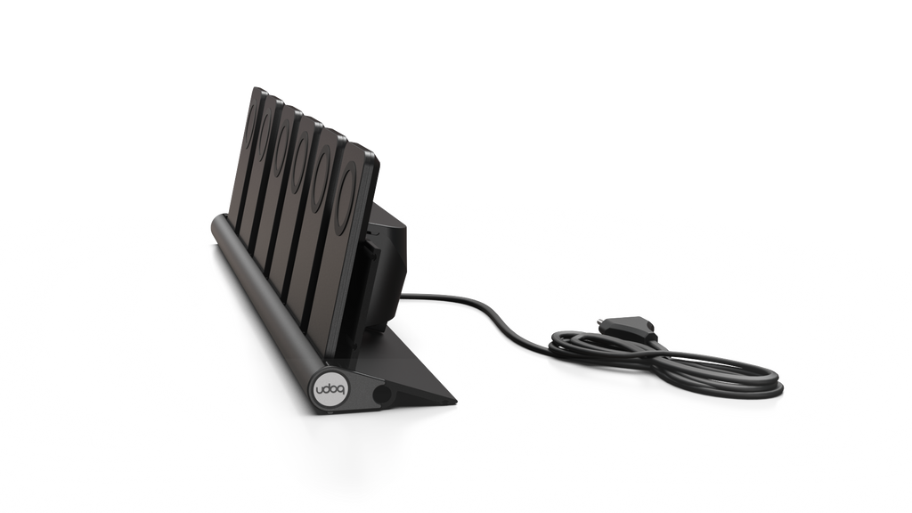 udoq 550 PRO schwarz - 6 fach Ladestation gefräst und eloxiert aus solidem Aluminium. Exklusives Design mit patentierten verschiebbaren Anschlüssen. Lade platzsparend alle iPhones und AirPods, Apple Watch und Android Geräte mit bis zu 136W.