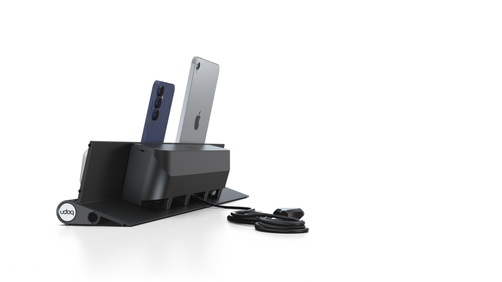 udoq 550 STARTER schwarz - 3 fach Ladestation gefräst und eloxiert aus solidem Aluminium. Exklusives Design mit patentierten verschiebbaren Anschlüssen. Lade platzsparend alle iPad, iPhone, AirPods, Apple Watch und Android Geräte mit bis zu 136W.
