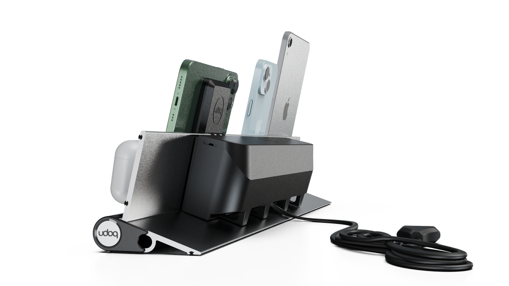 udoq 550 PREMIUM silber - 4 fach Ladestation gefräst und eloxiert aus solidem Aluminium. Exklusives Design mit patentierten verschiebbaren Anschlüssen. Lade platzsparend alle iPad, iPhone, AirPods, Apple Watch und Android Geräte mit bis zu 136W.