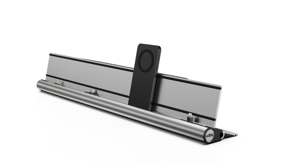 udoq 550 PREMIUM silber - 4 fach Ladestation gefräst und eloxiert aus solidem Aluminium. Exklusives Design mit patentierten verschiebbaren Anschlüssen. Lade platzsparend alle iPad, iPhone, AirPods, Apple Watch und Android Geräte mit bis zu 136W.