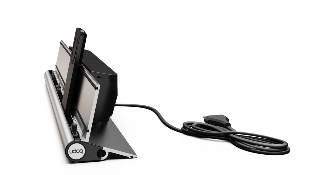 udoq 550 PREMIUM silber - 4 fach Ladestation gefräst und eloxiert aus solidem Aluminium. Exklusives Design mit patentierten verschiebbaren Anschlüssen. Lade platzsparend alle iPad, iPhone, AirPods, Apple Watch und Android Geräte mit bis zu 136W.