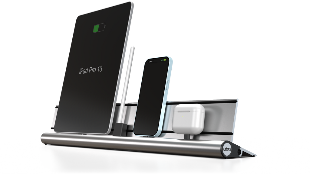 udoq 550 IPAD silber - 3 fach Ladestation gefräst und eloxiert aus solidem Aluminium. Exklusives Design mit patentierten verschiebbaren Anschlüssen. Lade platzsparend alle iPad, iPhone, AirPods, Apple Watch und Android Geräte mit bis zu 136W.