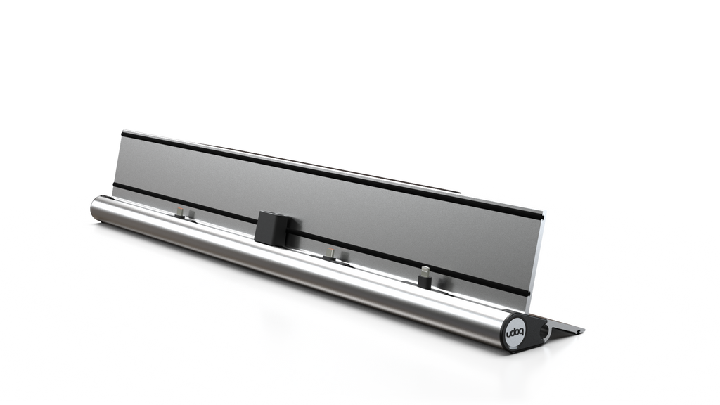 udoq 550 IPAD silber - 3 fach Ladestation gefräst und eloxiert aus solidem Aluminium. Exklusives Design mit patentierten verschiebbaren Anschlüssen. Lade platzsparend alle iPad, iPhone, AirPods, Apple Watch und Android Geräte mit bis zu 136W.