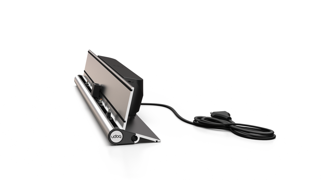 udoq 550 IPAD silber - 3 fach Ladestation gefräst und eloxiert aus solidem Aluminium. Exklusives Design mit patentierten verschiebbaren Anschlüssen. Lade platzsparend alle iPad, iPhone, AirPods, Apple Watch und Android Geräte mit bis zu 136W.