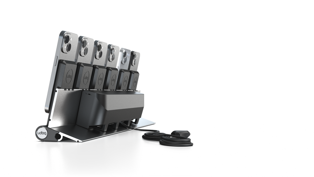udoq 550 PRO silber - 6 fach Ladestation gefräst und eloxiert aus solidem Aluminium. Exklusives Design mit patentierten verschiebbaren Anschlüssen. Lade platzsparend alle iPhones und AirPods, Apple Watch und Android Geräte mit bis zu 136W.