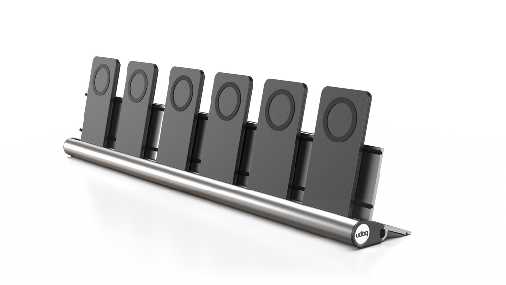 udoq 550 PRO silber - 6 fach Ladestation gefräst und eloxiert aus solidem Aluminium. Exklusives Design mit patentierten verschiebbaren Anschlüssen. Lade platzsparend alle iPhones und AirPods, Apple Watch und Android Geräte mit bis zu 136W.