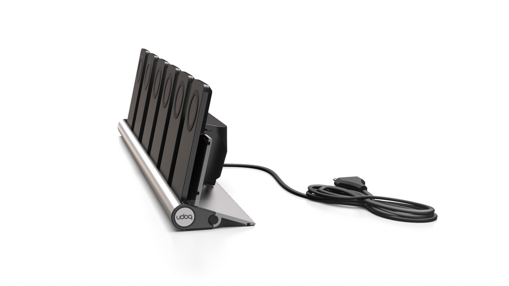 udoq 550 PRO silber - 6 fach Ladestation gefräst und eloxiert aus solidem Aluminium. Exklusives Design mit patentierten verschiebbaren Anschlüssen. Lade platzsparend alle iPhones und AirPods, Apple Watch und Android Geräte mit bis zu 136W.