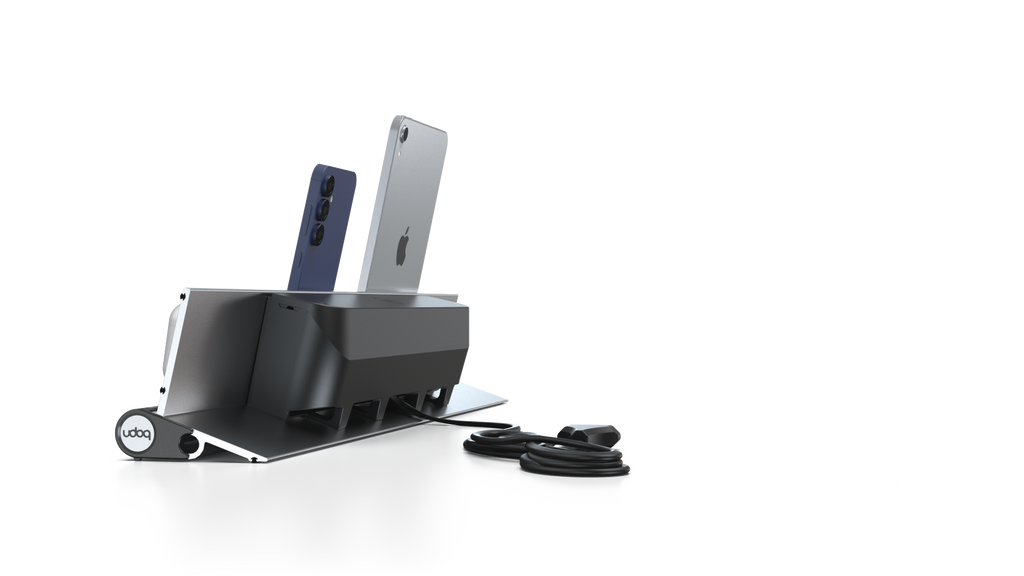 udoq 550 STARTER silber - 3 fach Ladestation gefräst und eloxiert aus solidem Aluminium. Exklusives Design mit patentierten verschiebbaren Anschlüssen. Lade platzsparend alle iPad, iPhone, AirPods, Apple Watch und Android Geräte mit bis zu 136W.