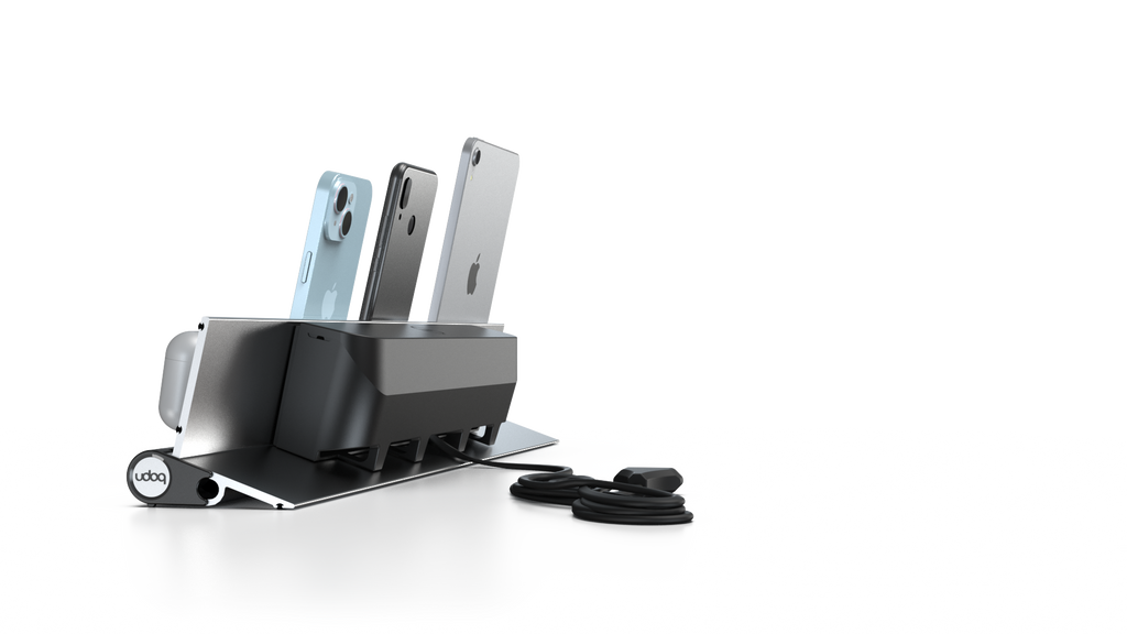 udoq 550 STARTER silber - 5 fach Ladestation gefräst und eloxiert aus solidem Aluminium. Exklusives Design mit patentierten verschiebbaren Anschlüssen. Lade platzsparend alle iPad, iPhone, AirPods, Apple Watch und Android Geräte mit bis zu 136W.