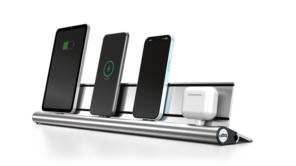 udoq 550 STARTER silber - 5 fach Ladestation gefräst und eloxiert aus solidem Aluminium. Exklusives Design mit patentierten verschiebbaren Anschlüssen. Lade platzsparend alle iPad, iPhone, AirPods, Apple Watch und Android Geräte mit bis zu 136W.