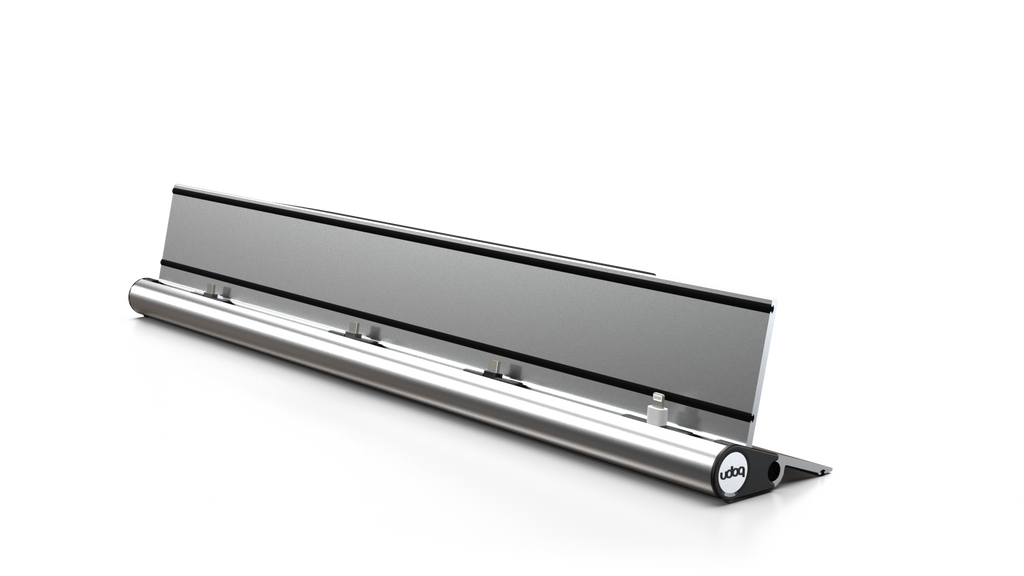 udoq 550 STARTER silber - 5 fach Ladestation gefräst und eloxiert aus solidem Aluminium. Exklusives Design mit patentierten verschiebbaren Anschlüssen. Lade platzsparend alle iPad, iPhone, AirPods, Apple Watch und Android Geräte mit bis zu 136W.