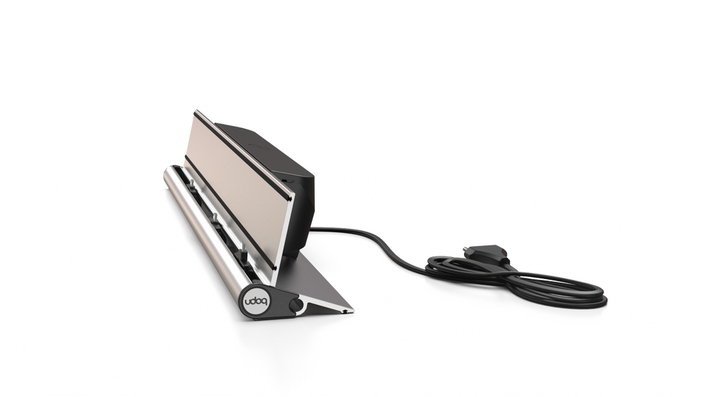 udoq 550 STARTER silber - 3 fach Ladestation gefräst und eloxiert aus solidem Aluminium. Exklusives Design mit patentierten verschiebbaren Anschlüssen. Lade platzsparend alle iPad, iPhone, AirPods, Apple Watch und Android Geräte mit bis zu 136W.