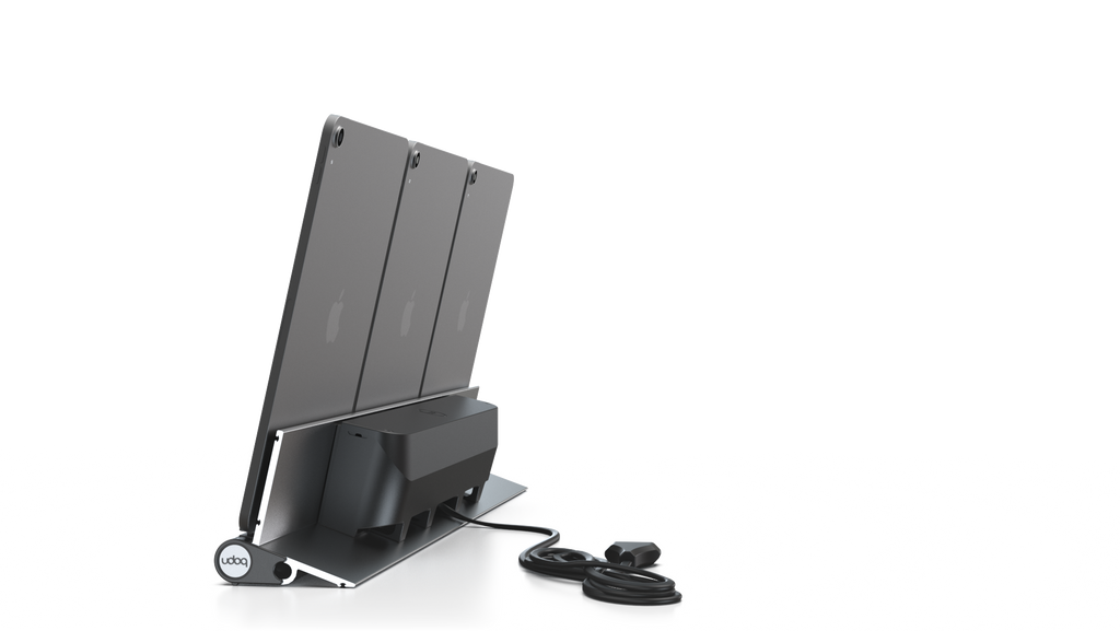 udoq 550 TABLET USB-C silber - 3 fach Ladestation gefräst und eloxiert aus solidem Aluminium. Exklusives Design mit patentierten verschiebbaren Anschlüssen. Lade platzsparend alle iPad, iPhone, AirPods, Apple Watch und Android Geräte mit bis zu 136W.