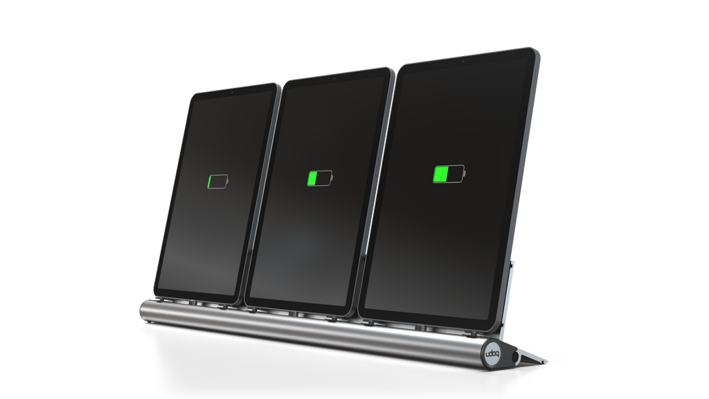 udoq 550 TABLET USB-C silber - 3 fach Ladestation gefräst und eloxiert aus solidem Aluminium. Exklusives Design mit patentierten verschiebbaren Anschlüssen. Lade platzsparend alle iPad, iPhone, AirPods, Apple Watch und Android Geräte mit bis zu 136W.