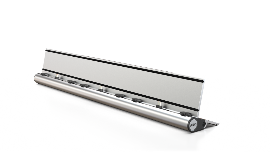 udoq 550 TABLET USB-C silber - 3 fach Ladestation gefräst und eloxiert aus solidem Aluminium. Exklusives Design mit patentierten verschiebbaren Anschlüssen. Lade platzsparend alle iPad, iPhone, AirPods, Apple Watch und Android Geräte mit bis zu 136W.