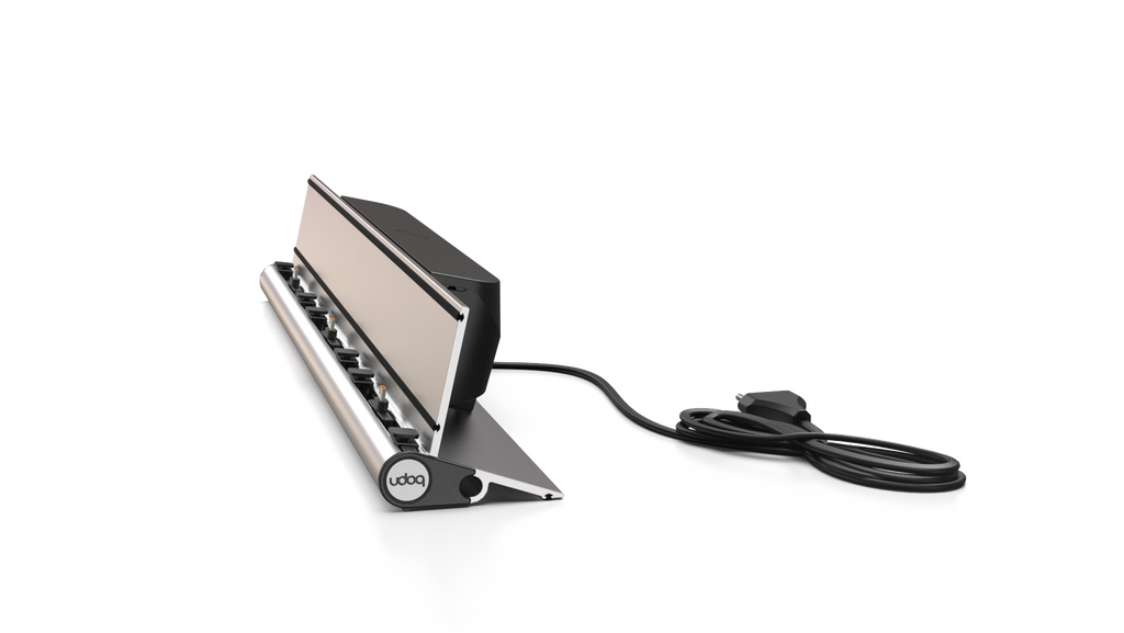 udoq 550 TABLET USB-C silber - 3 fach Ladestation gefräst und eloxiert aus solidem Aluminium. Exklusives Design mit patentierten verschiebbaren Anschlüssen. Lade platzsparend alle iPad, iPhone, AirPods, Apple Watch und Android Geräte mit bis zu 136W.