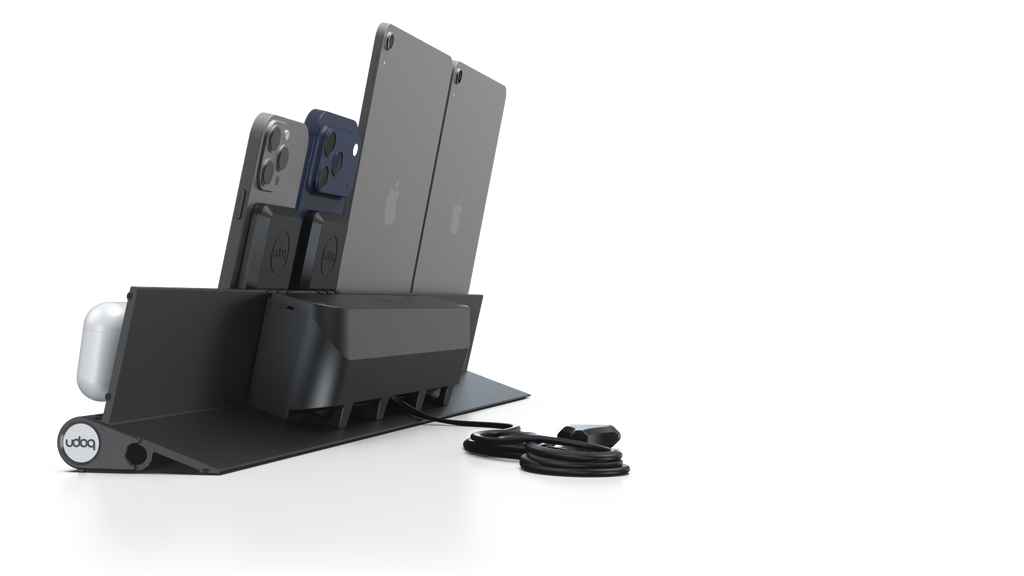 udoq 700 PREMIUM schwarz - 6 fach Ladestation gefräst und eloxiert aus solidem Aluminium. Exklusives Design mit patentierten verschiebbaren Anschlüssen. Lade platzsparend alle iPad, iPhone, AirPods, Apple Watch und Android Geräte mit bis zu 136W.