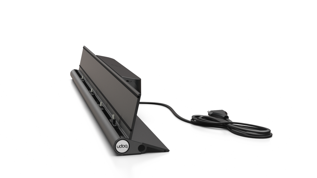 udoq 700 STARTER schwarz - 4 fach Ladestation gefräst und eloxiert aus solidem Aluminium. Exklusives Design mit patentierten verschiebbaren Anschlüssen. Lade platzsparend alle iPad, iPhone, AirPods, Apple Watch und Android Geräte mit bis zu 136W.