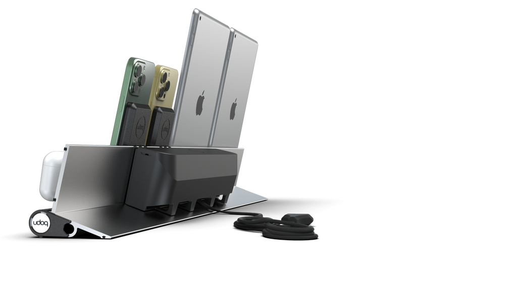 udoq 700 PREMIUM silber - 6 fach Ladestation gefräst und eloxiert aus solidem Aluminium. Exklusives Design mit patentierten verschiebbaren Anschlüssen. Lade platzsparend alle iPad, iPhone, AirPods, Apple Watch und Android Geräte mit bis zu 136W.