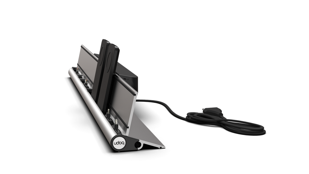 udoq 700 PREMIUM silber - 6 fach Ladestation gefräst und eloxiert aus solidem Aluminium. Exklusives Design mit patentierten verschiebbaren Anschlüssen. Lade platzsparend alle iPad, iPhone, AirPods, Apple Watch und Android Geräte mit bis zu 136W.