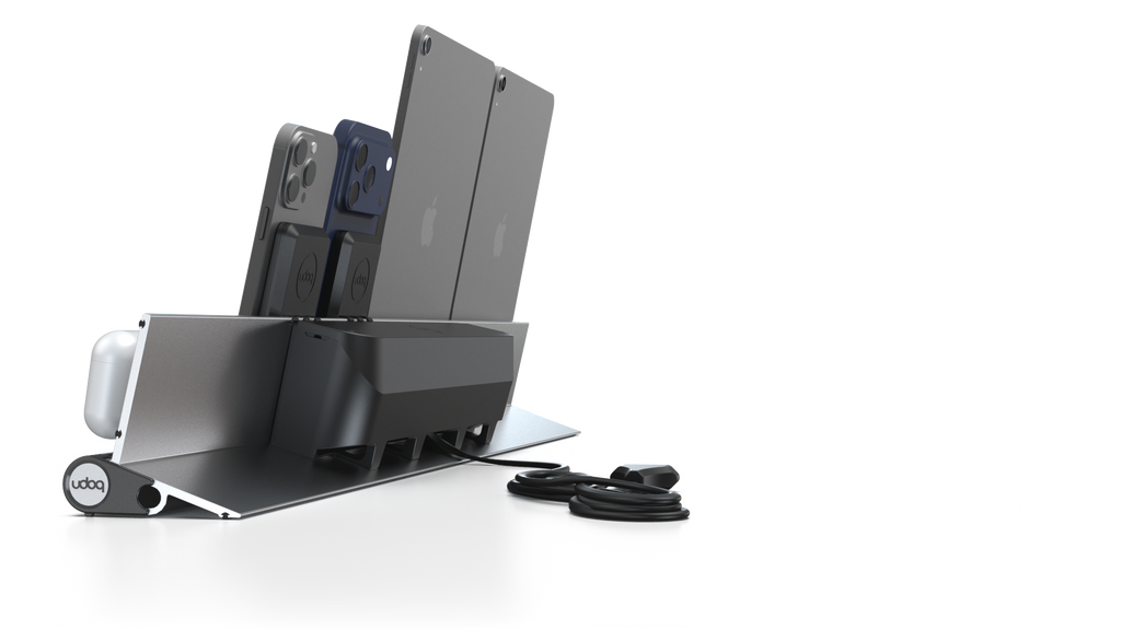 udoq 700 PREMIUM silber - 6 fach Ladestation gefräst und eloxiert aus solidem Aluminium. Exklusives Design mit patentierten verschiebbaren Anschlüssen. Lade platzsparend alle iPad, iPhone, AirPods, Apple Watch und Android Geräte mit bis zu 136W.