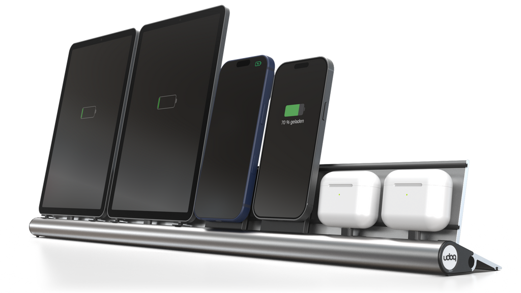 udoq 700 PREMIUM silber - 6 fach Ladestation gefräst und eloxiert aus solidem Aluminium. Exklusives Design mit patentierten verschiebbaren Anschlüssen. Lade platzsparend alle iPad, iPhone, AirPods, Apple Watch und Android Geräte mit bis zu 136W.
