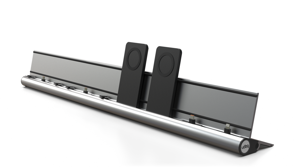 udoq 700 PREMIUM silber - 6 fach Ladestation gefräst und eloxiert aus solidem Aluminium. Exklusives Design mit patentierten verschiebbaren Anschlüssen. Lade platzsparend alle iPad, iPhone, AirPods, Apple Watch und Android Geräte mit bis zu 136W.