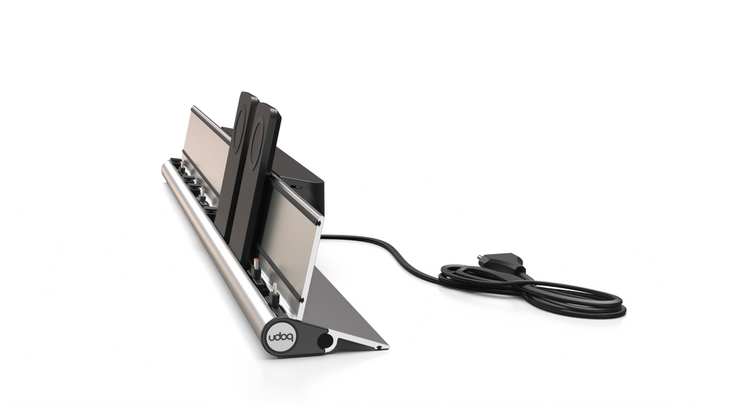udoq 700 PREMIUM silber - 6 fach Ladestation gefräst und eloxiert aus solidem Aluminium. Exklusives Design mit patentierten verschiebbaren Anschlüssen. Lade platzsparend alle iPad, iPhone, AirPods, Apple Watch und Android Geräte mit bis zu 136W.
