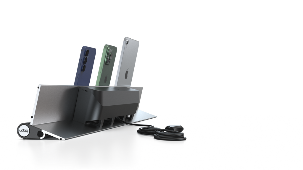 udoq 700 STARTER silber - 4 fach Ladestation gefräst und eloxiert aus solidem Aluminium. Exklusives Design mit patentierten verschiebbaren Anschlüssen. Lade platzsparend alle iPad, iPhone, AirPods, Apple Watch und Android Geräte mit bis zu 136W.