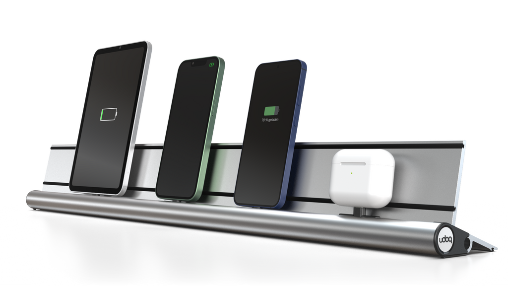 udoq 700 STARTER silber - 4 fach Ladestation gefräst und eloxiert aus solidem Aluminium. Exklusives Design mit patentierten verschiebbaren Anschlüssen. Lade platzsparend alle iPad, iPhone, AirPods, Apple Watch und Android Geräte mit bis zu 136W.