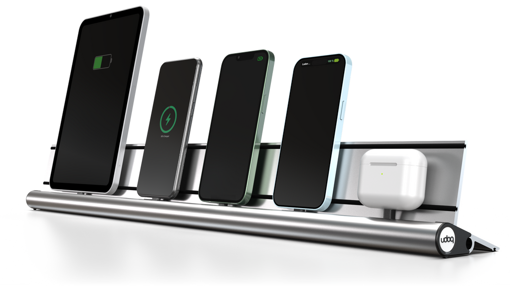 udoq 700 STARTER silber - 5 fach Ladestation gefräst und eloxiert aus solidem Aluminium. Exklusives Design mit patentierten verschiebbaren Anschlüssen. Lade platzsparend alle iPad, iPhone, AirPods, Apple Watch und Android Geräte mit bis zu 136W.