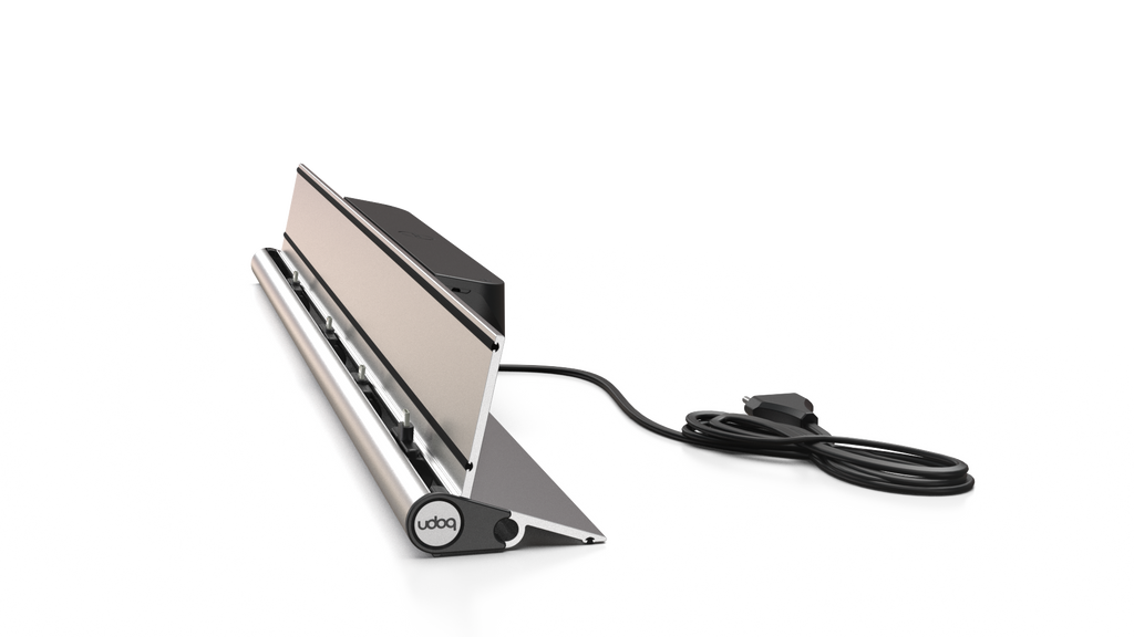udoq 700 STARTER silber - 4 fach Ladestation gefräst und eloxiert aus solidem Aluminium. Exklusives Design mit patentierten verschiebbaren Anschlüssen. Lade platzsparend alle iPad, iPhone, AirPods, Apple Watch und Android Geräte mit bis zu 136W.