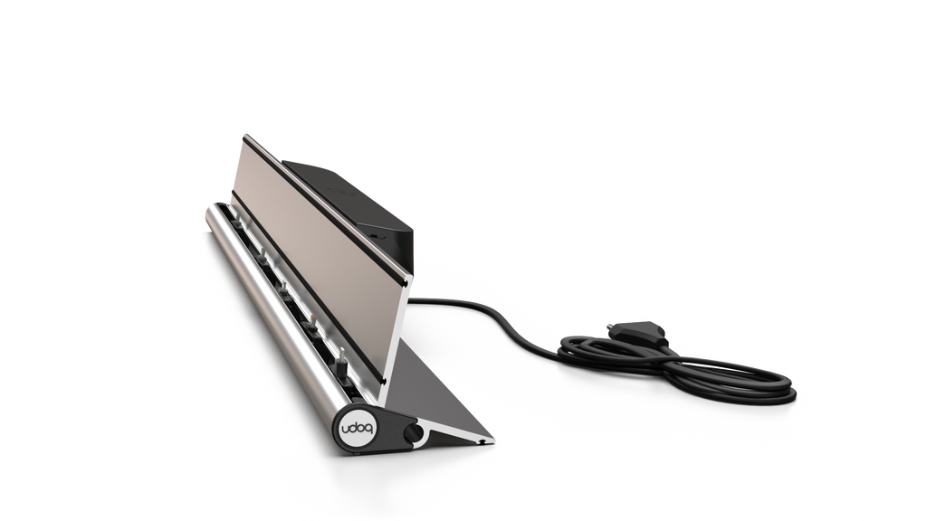 udoq 700 STARTER silber - 5 fach Ladestation gefräst und eloxiert aus solidem Aluminium. Exklusives Design mit patentierten verschiebbaren Anschlüssen. Lade platzsparend alle iPad, iPhone, AirPods, Apple Watch und Android Geräte mit bis zu 136W.