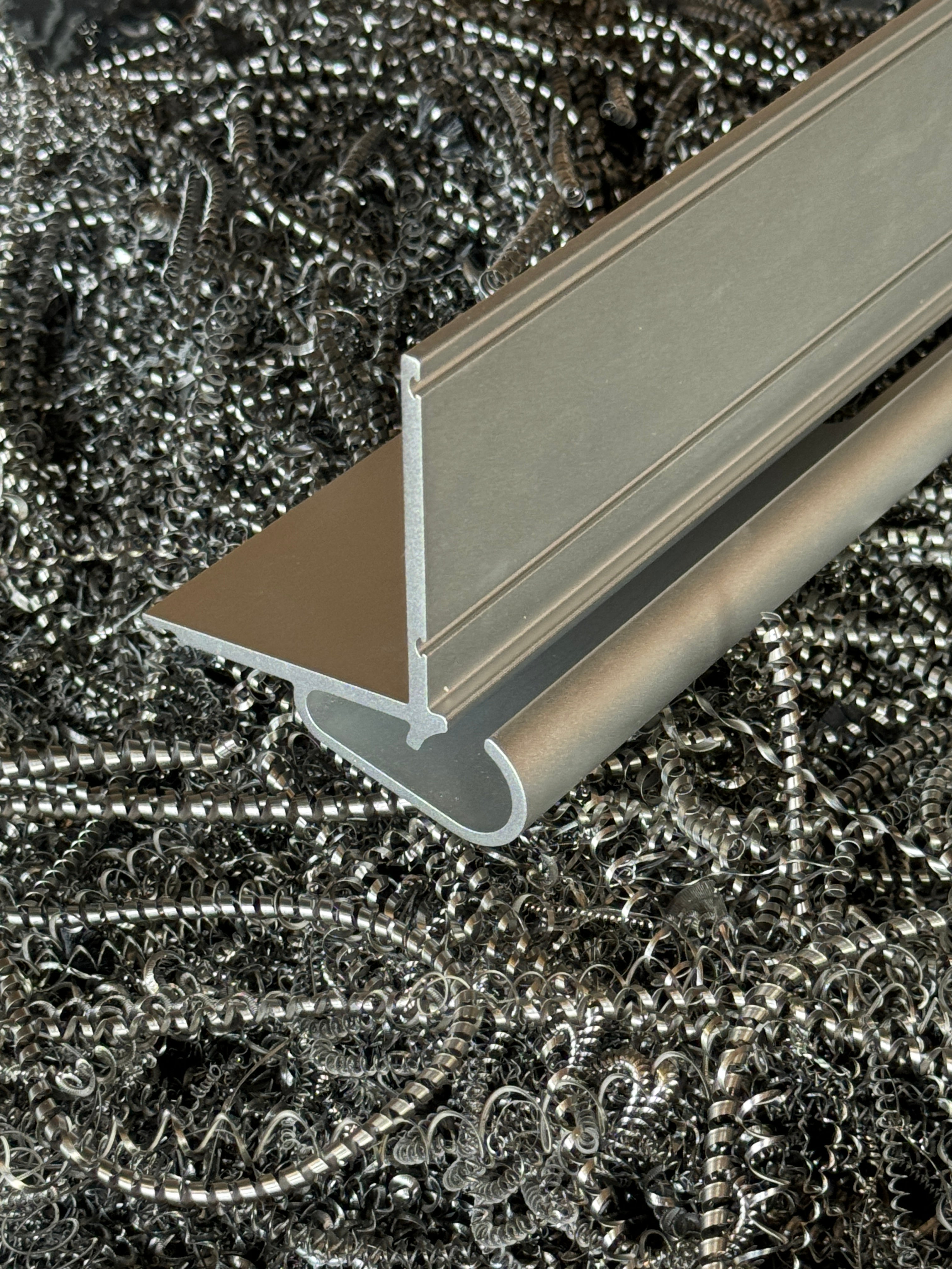 Makroaufnahme einer eloxierten udoq‑Schiene aus Aluminium 6063 mit gebürsteter Oberfläche