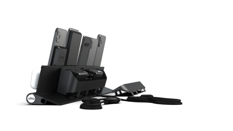 550 Multiladestation in schwarz mit drei Lightning, Wireless Charging und MagSafe Adapter